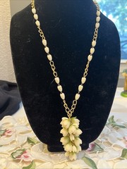 Vtg Hong Kong Gold Tone Off-White Plastic Flowers And Green Leaves Parure