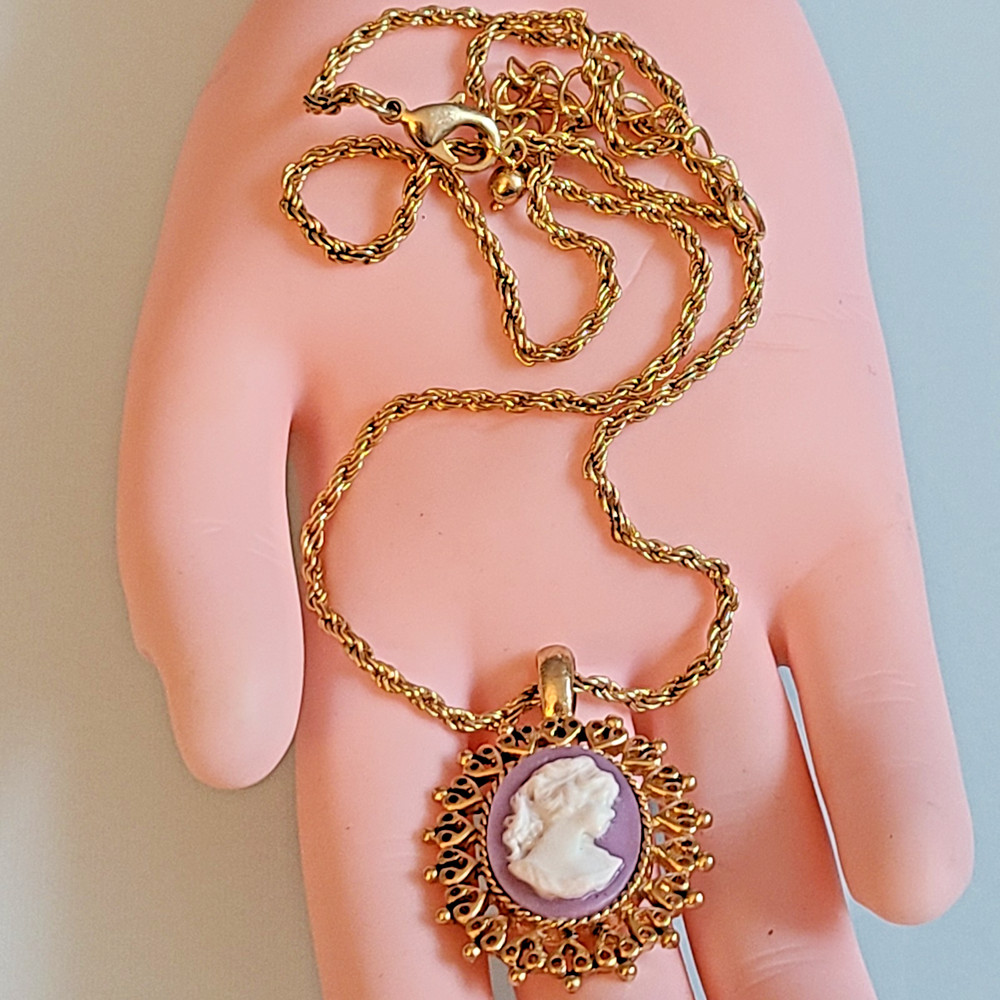 Vintage Lavender Purple Cameo Pendant Necklace 20″ Gold Tone Openwork Frame