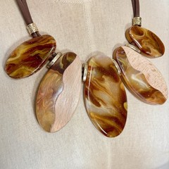 C 1946 Marbled Acrylic/Wood Ovals Faux Leather Cord Statement Gold Tone Necklace