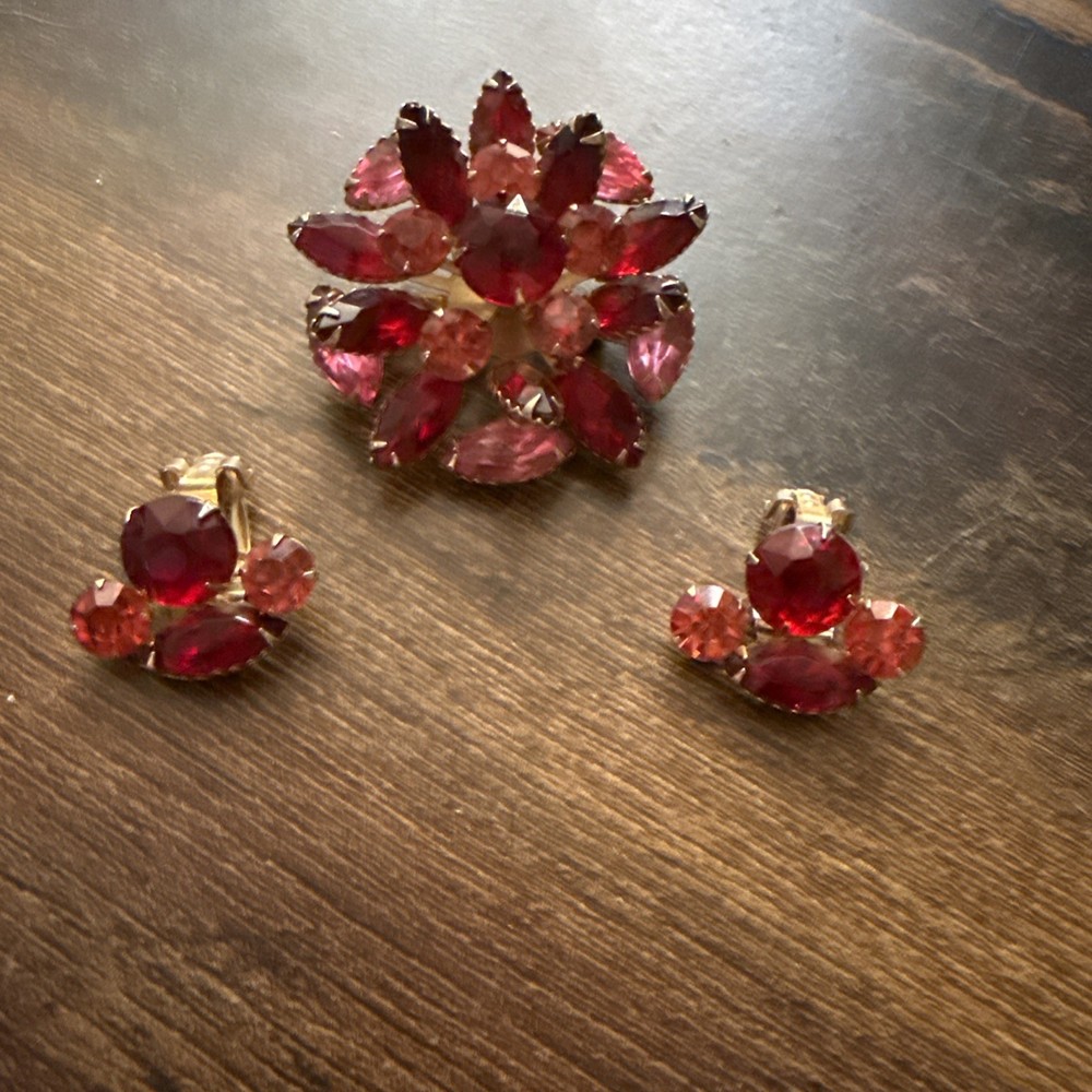 Vintage gold tone pink red rhinestone unsigned brooch pin & Clip On Earrings