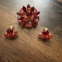 Vintage gold tone pink red rhinestone unsigned brooch pin & Clip On Earrings