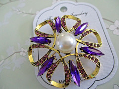 Beautiful Gold Tone Brooch with Purple Zircons and a Faux Pearl