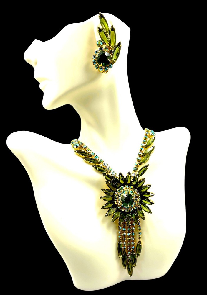 1962 JULIANA D&E EMERALD RHINESTONE MEDALLION DANGLES NECKLACE EARRINGS SET BOOK