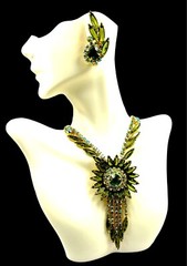 1962 JULIANA D&E EMERALD RHINESTONE MEDALLION DANGLES NECKLACE EARRINGS SET BOOK