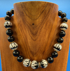vintage NECKLACE 1970s 1980s chunky black white beads lightweight 20″ Statement