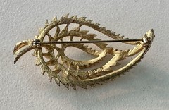 vintage 1950s-1960s textured gold-tone leaf brooch