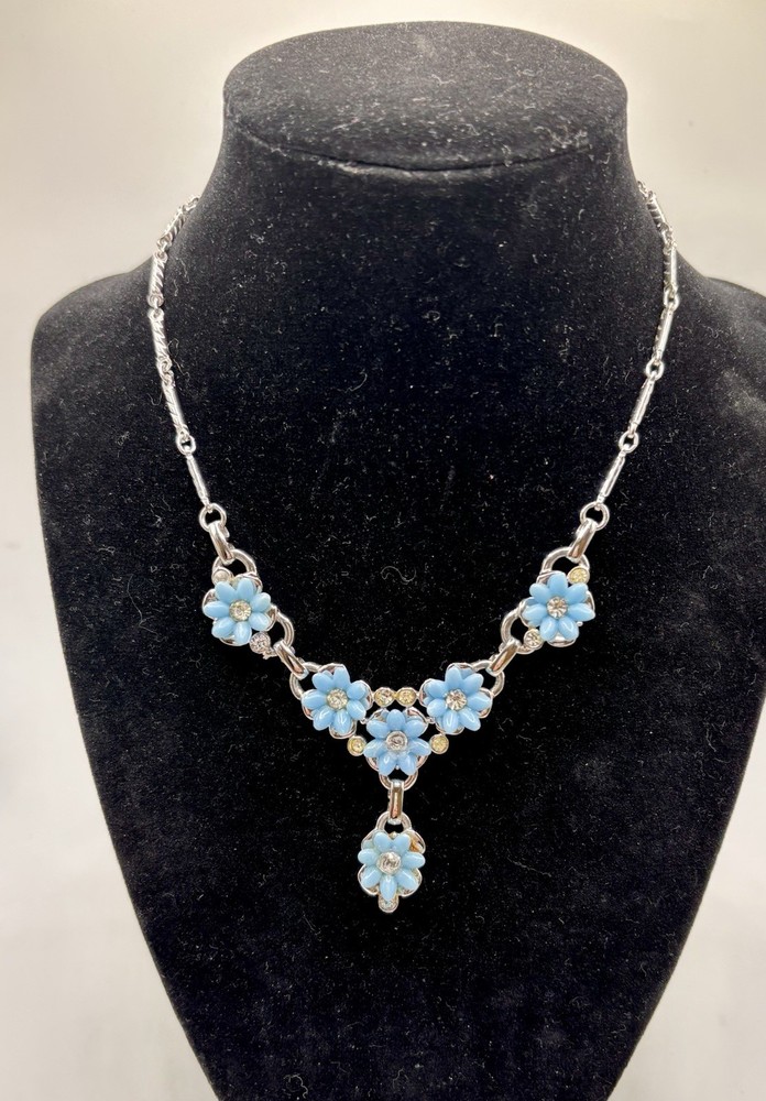Vintage 1959 rhodium-plated necklace / blue thermoset flower and rhinestones
