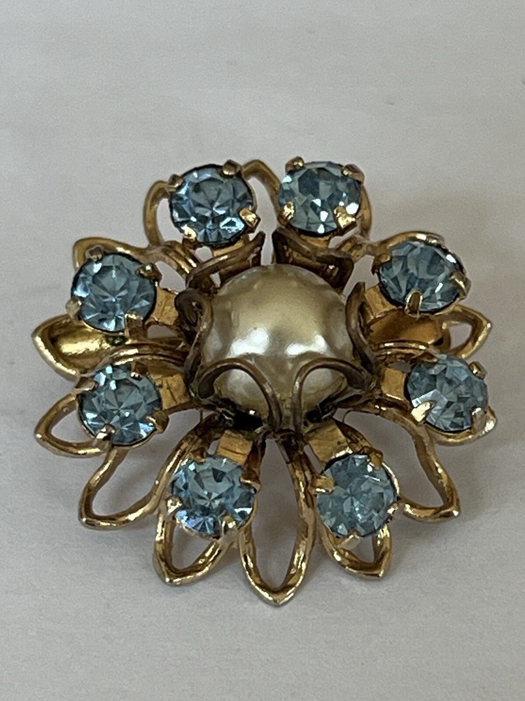 Vintage Gold Tone, Light Blue Rhinestone, Pearl Accent Brooch ￼