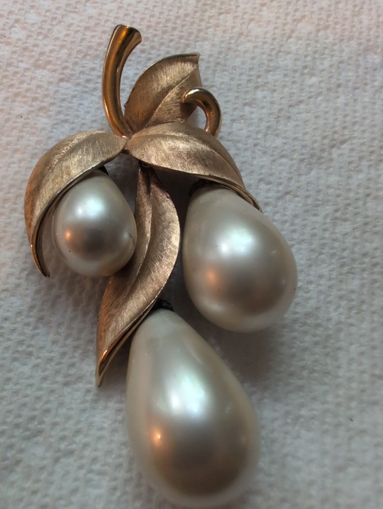 VTG. MARVELLA DANGLE FAUX PEARL ELEGANT STATEMENT BROOCH-PIN LIGHT GOLD TONE