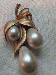 VTG. MARVELLA DANGLE FAUX PEARL ELEGANT STATEMENT BROOCH-PIN LIGHT GOLD TONE