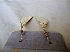 VINTAGE SAMUEL HUANG DESIGNER CLOISONNE RETRO MOD CREAM DANGLE HOOK EARRINGS
