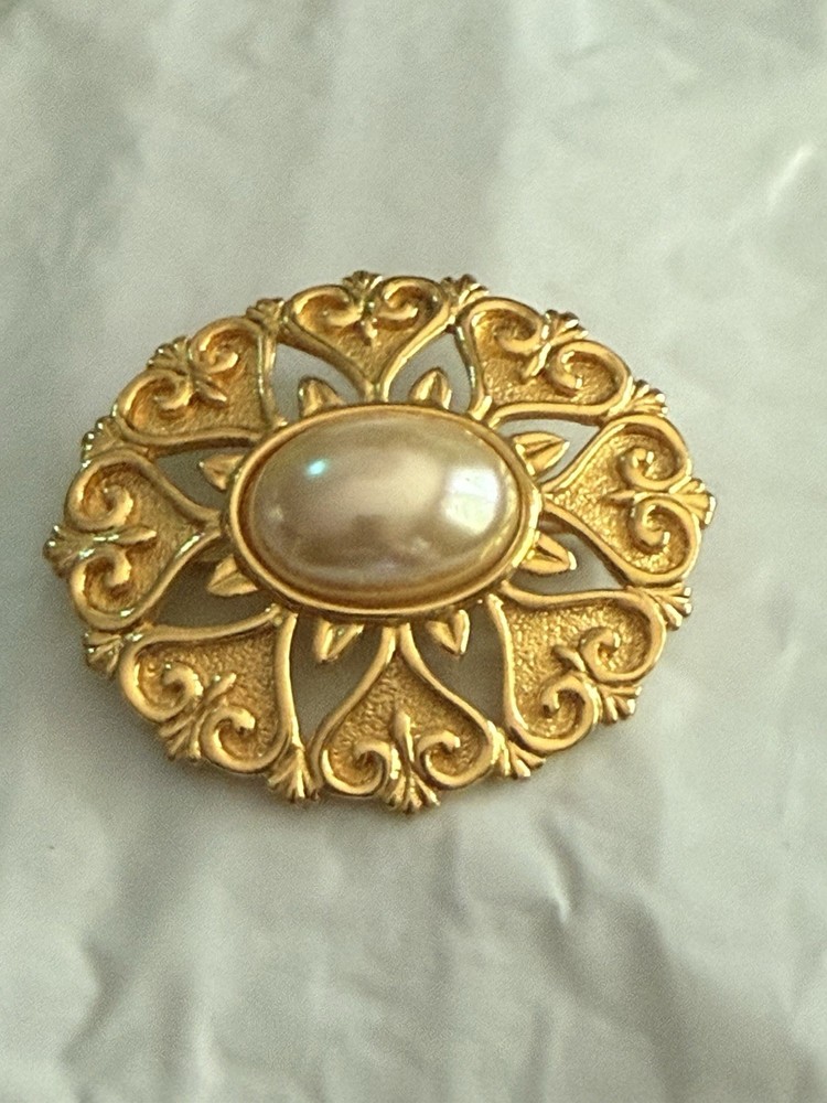 VTG 3” LADY REMINGTON (LR) GOLD PLATED & FAUX PEARL PIN -Costume Jewelry