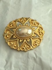 VTG 3” LADY REMINGTON (LR) GOLD PLATED & FAUX PEARL PIN -Costume Jewelry