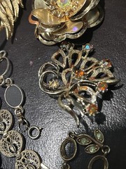 Vintage Jewelry Scrap Lot Repair Craft Harvest Rhinestone Beads Brooches 50+