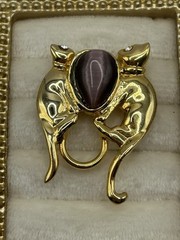 Vintage Gold Tone Cat Brooch Cat’s Eye Cabochon Stone Figural Pin Purple Animal