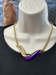 VINTAGE PARKLANE GOLD TONE & PURPLE LUCITE SWIRL & WIDE BRAIDED CHAIN NECKLACE