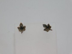 J195-VINTAGE PIERCED EARRINGS~MAPLE LEAVES~1/4″ WIDE~METAL