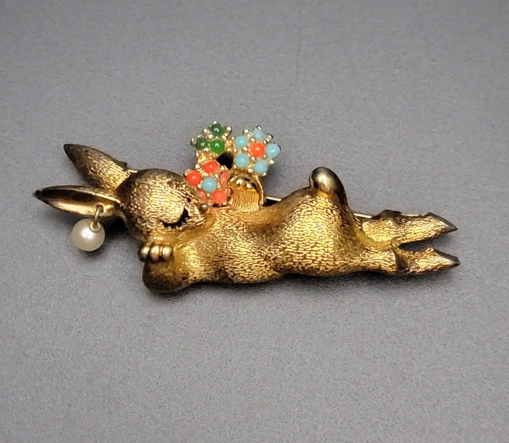 RARE VINTAGE Signed JOMAZ Gold Tone “Lazy Rabbit” Brooch MINT CONDITION