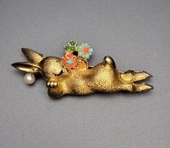 RARE VINTAGE Signed JOMAZ Gold Tone “Lazy Rabbit” Brooch MINT CONDITION