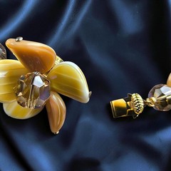 Vintage Lucite Flower Necklace Butterscotch Caramel AB Crystal Hidden Clasp 21″