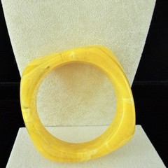 VTG. ESTATE 1980’s BUTTERSCOTCH & WHITE SWIRLED ASYMMETRICAL BRACELET-BG176