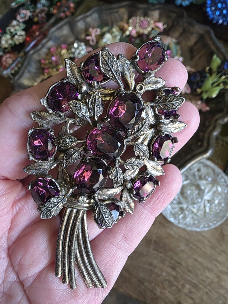 Beautiful Vintage Pot Metal Glass Rhinestone Leaf Type Brooch