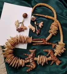 Vintage WOODEN Chip Beaded 28″ Necklace AND Earrings ft. Carved Animals!