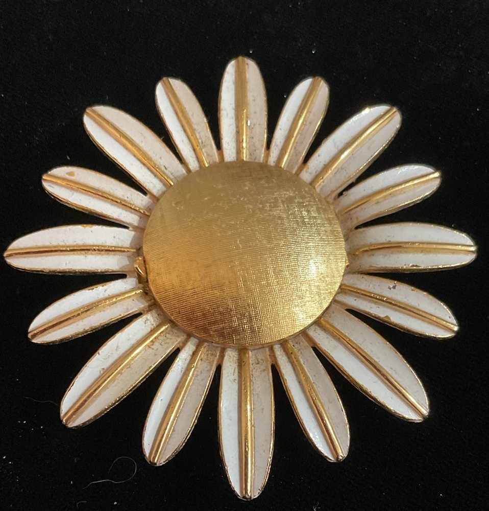 Vintage Signed AVON 1970’s Gold Tone Enamel Daisy Perfume Locket Brooch