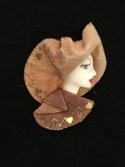 VTG Art Deco Style Lady Face Brooch In Profile With Large Tan Hat