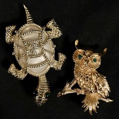TWO VINTAGE BROOCHES / PINS GREEN EYED MONET OWL & GREEN EYED TURLE