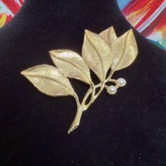 Gerry’s – Vintage Spray Of Leaves Brooch – 2.75″ Gold Tone & Faux Pearls #2840