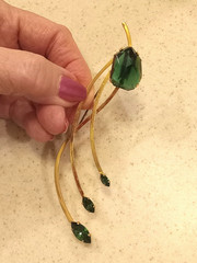 VTG 18″FAUX GOLD LINK NECKLACE-SIMULATED EMERALD PENDANT/PIN -MAGNETIC CLASP