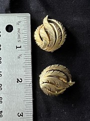 Vintage TRIFARI Crown Gold Tone Swirl Feather Leaf Clip on Earrings 1955-1969