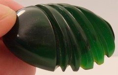BAKELITE CARVED GREEN CLIP Vintage DECO Plastic 1-5/8×1 PIN, NO CHIPS Scarf Clip