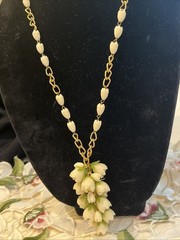 Vtg Hong Kong Gold Tone Off-White Plastic Flowers And Green Leaves Parure