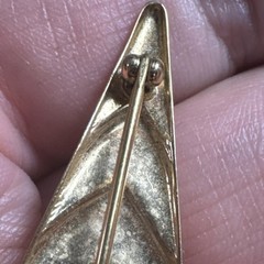 Signed Napier Black Plastic Stone Cab Gold tone Bar Pin Brooch Arrow