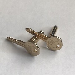 VINTAGE HICKOK CUFFLINKS GM GENERAL MOTORS GOLDTONE CAR KEY SHAPED USA