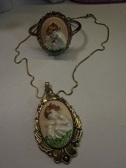 VINTAGE Cameo Jewelry Set Gold Tone Oval Multicolor Necklace Pendant Bracelet