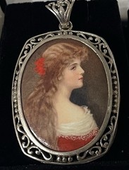 VINTAGE HAND PAINTED CAMEO PORTRAIT ON BLACK ONYX IN FILIGREE STERLING FRAME