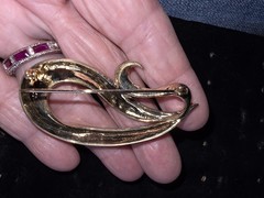 Vintage Abstract Art Brooch Gold Toned Swirl Pin Costume Jewelry Classic