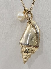 Vintage Signed Avon Gold Tone Seashell Pendant Necklace Faux Pearl Enamel Charm
