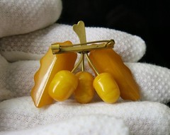 Vintage Natural Baltic Amber AMBER ACORNS & LEAVES Brooch USSR