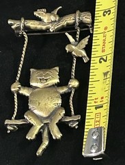 Vintage JJ Swinging Happy Cat Birds Brooch Pin Antique Brass Tone 3″ Long