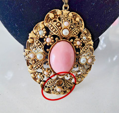 1974 Vintage Signed Avon Queen Anne’s Lace Pink Cabochon 24″ Necklace – Jewelry