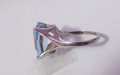 VERY PRETTY VINTAGE 18K WHITE GOLD-PLATED BLUE STONE RING SZ. 7.5