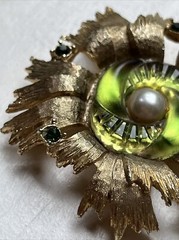 Rare Vintage EDLEE Green Art Glass Pearl Rhinestone Chunky Gold Tone Brooch 1947