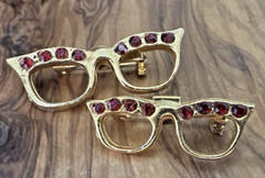 Vintage Retro Eyeglass Pin Set – Red Rhinestone Cat‑Eye Glasses Kitsch Brooch