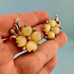 Vintage Earrings Thermoset Clover Flower Gold Tone Clip On Faux Seed Pearl
