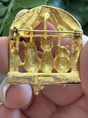 Vtg Signed AJC Gold Tone Sitting Cats At Window Pin Brooch Bow Ties 1.5”x1.25”