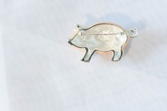 Vintage 90’s cute little enamel pig brooch peach with veins of light pink